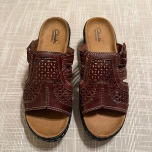 Clarks Bendables Womens 8.5 M Mahogany Leather Laser Cut Slide Sandals 60223
